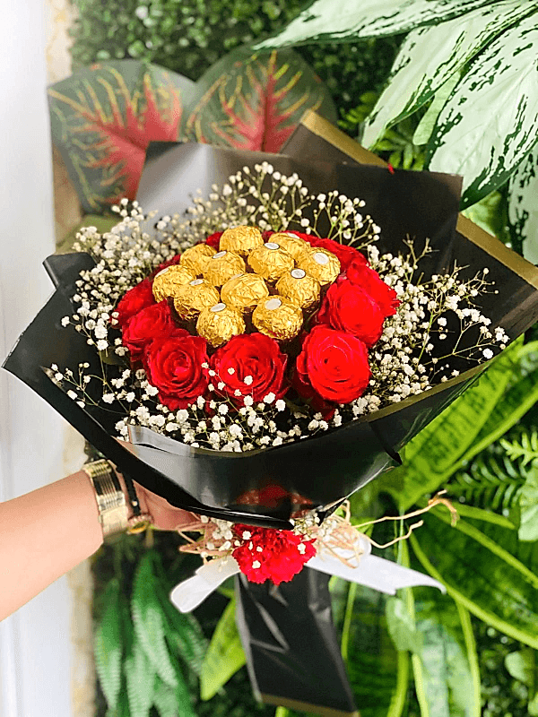 Gaziantep Flower Order - 12 rose and chocolate bouquets