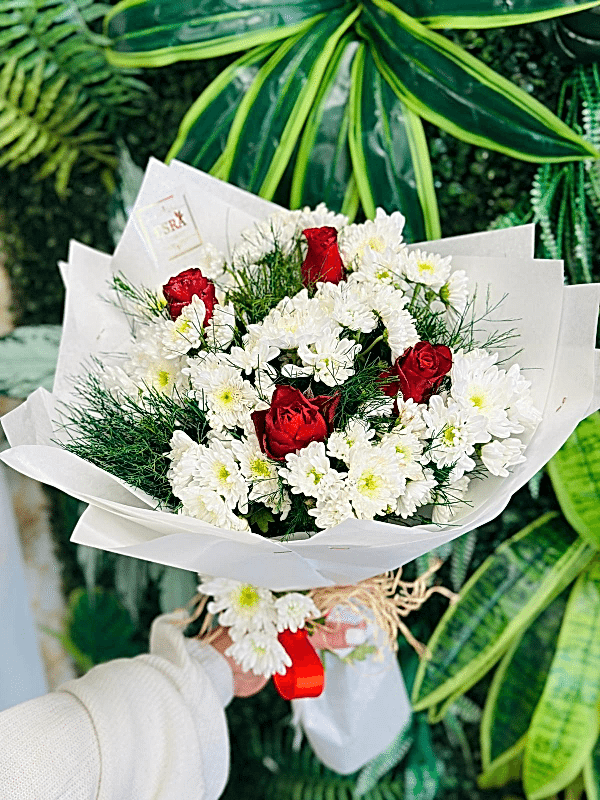 Gaziantep Çiçek Siparişi - Kırmızı Beyaz Uyumlu Şık Buket