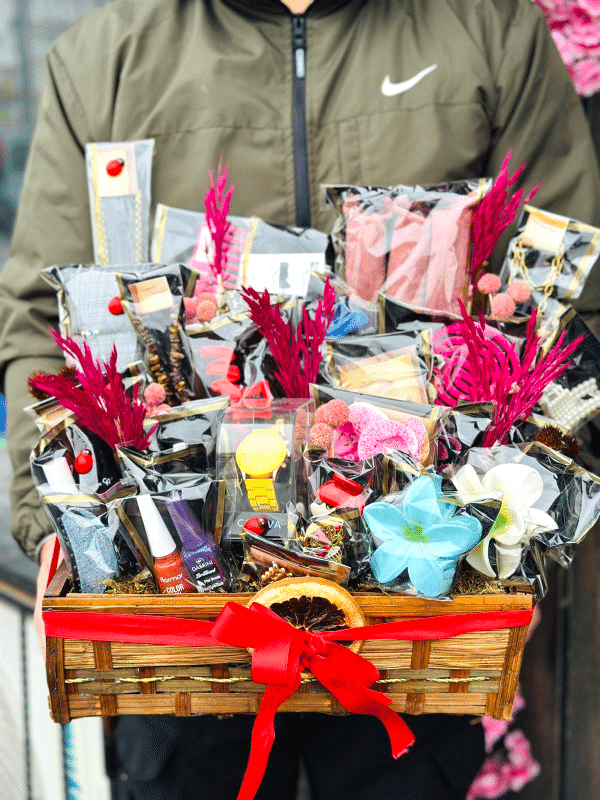  Gaziantep Çiçek Gönder - Kadınıma Özel Kutu 