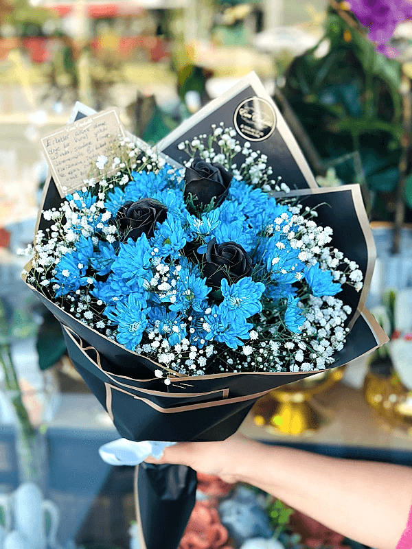  Gaziantep Çiçekler - Mavi Kasımpatı  ve Siyah Gül Buketi