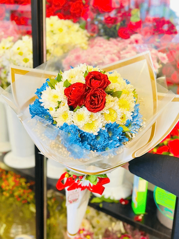  Gaziantep Çiçekler - Mavi Beyaz Papatya ve 3 Gül ile Tasarım Buketi