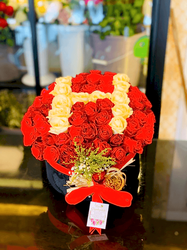 Gaziantep Blumenbestellung - 65 Initialen in Rosenschachtel