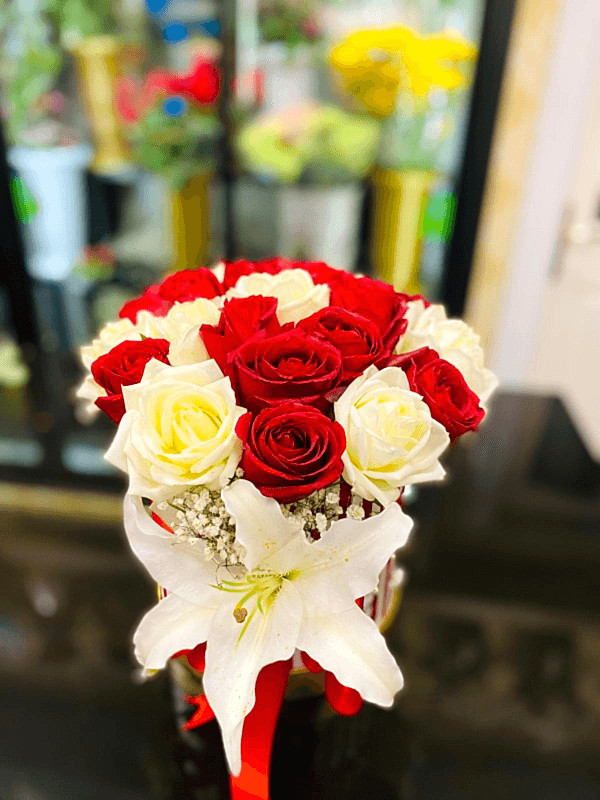 Gaziantep Çiçek Siparişi - Kırmızı Beyaz Güllerle Kutu Aranjman