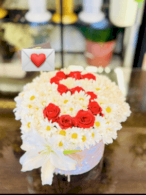  Gaziantep Çiçekler - Kutuda Papatya ve Kırmızı Güllerle Baş Harf