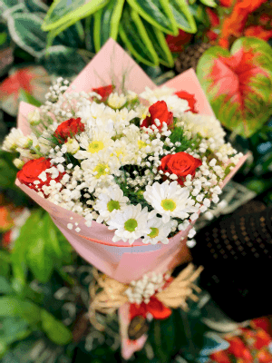  Gaziantep Çiçekçi - 6 lı Kırmızı Gül ve Beyaz Papatya Şıklığı